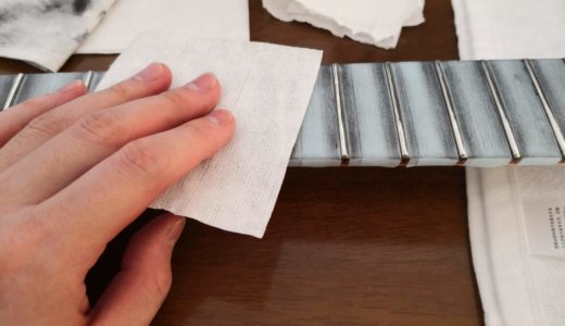 フレットをキレイな布で乾拭きする様子