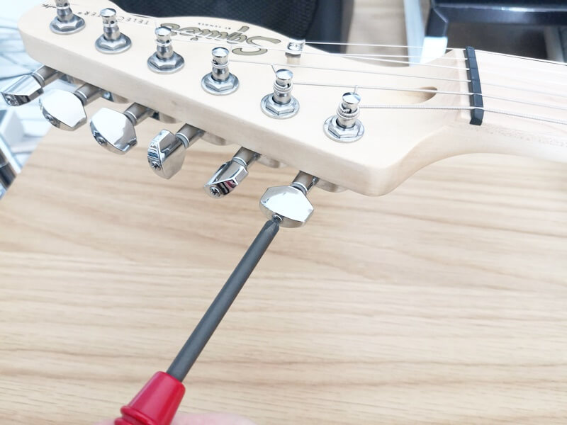ペグの固さを調整する方法 – ドライバーでネジを締める | Guitar Hacks